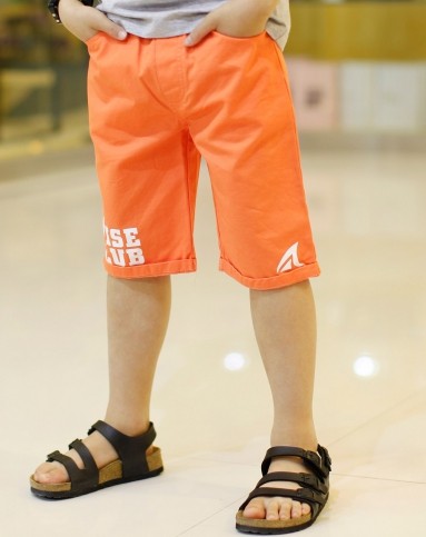 男童橙色短裤