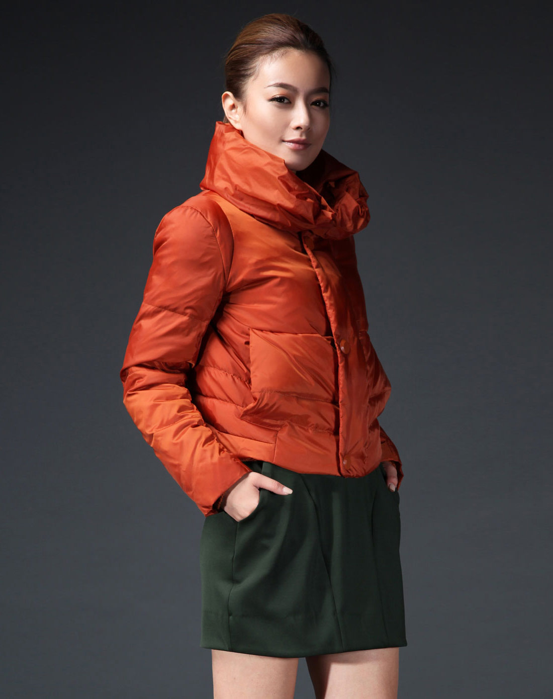 琥珀色立领潮流长袖羽绒服