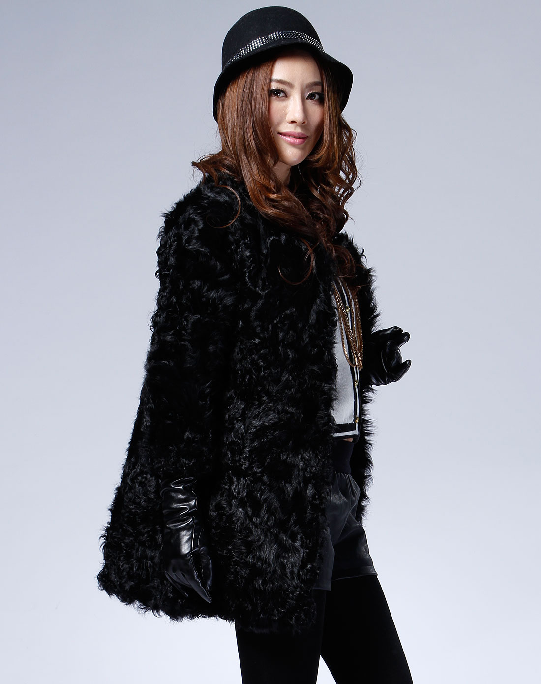 黑色圆领卷毛中袖外套