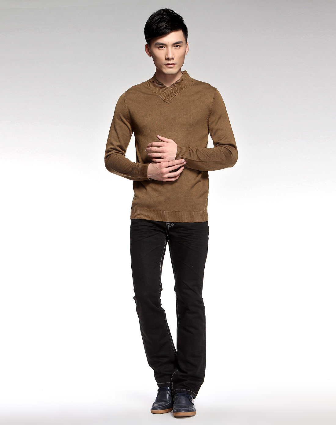 深卡其色长袖针织衫