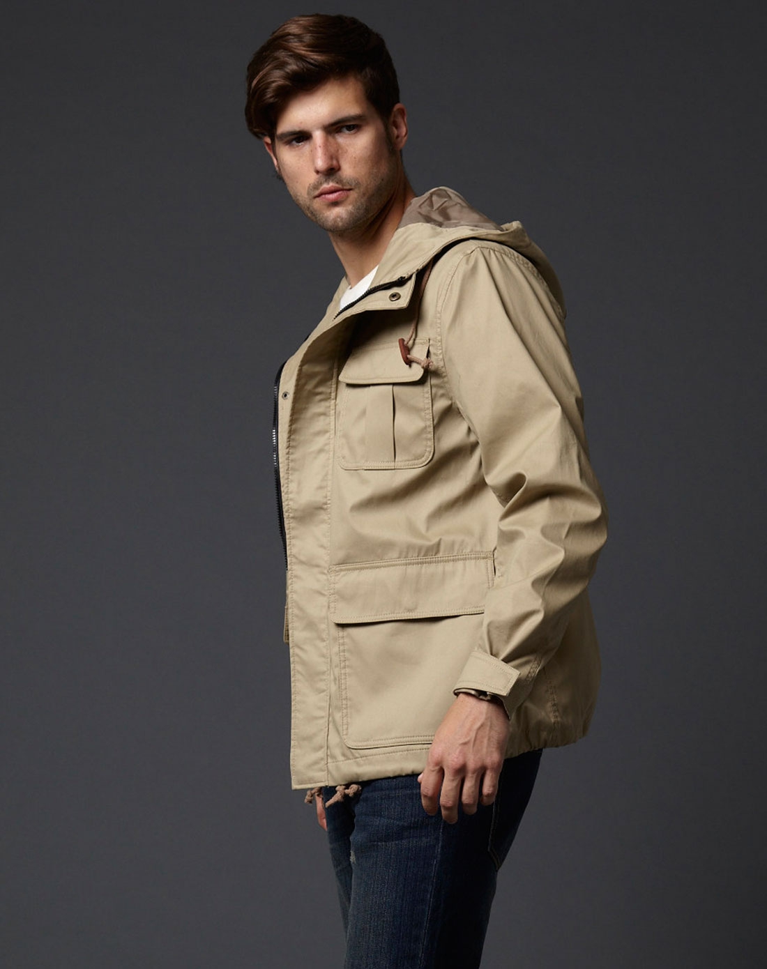 男卡其色夹克