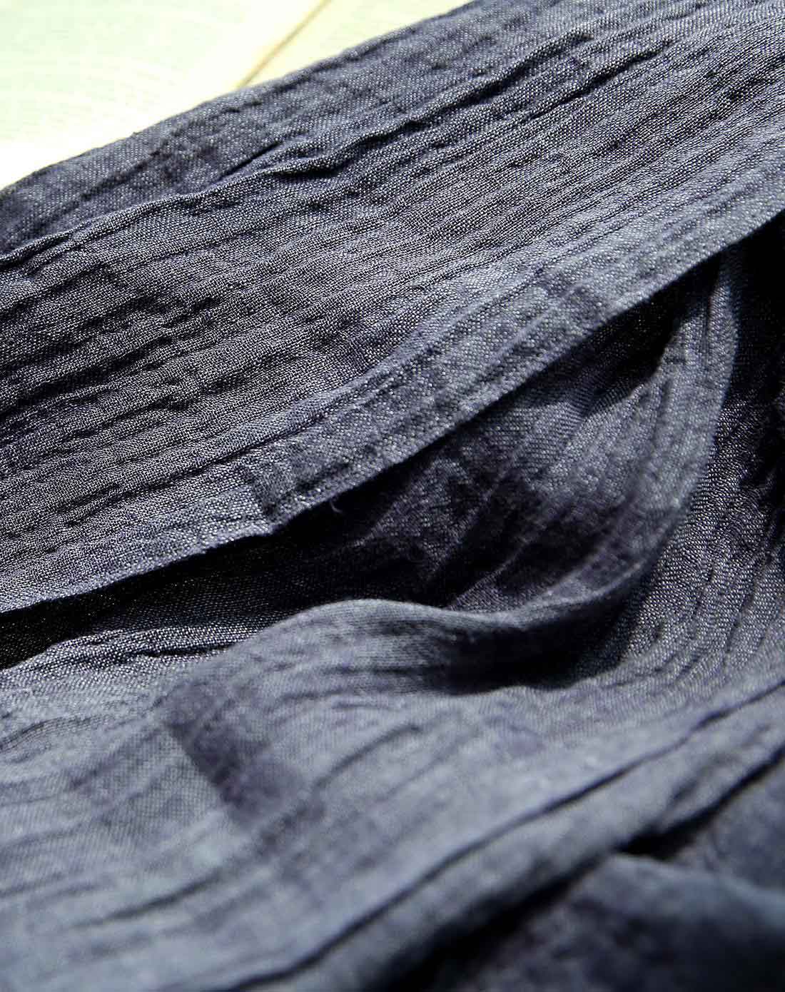 深蓝《枯树皮》通勤肌理褶皱围巾