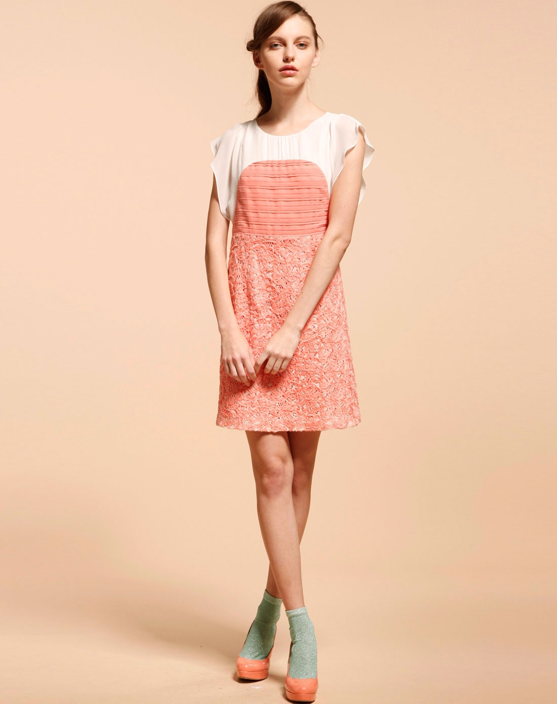 粉橙/米白色绣花优雅小飞袖连衣裙