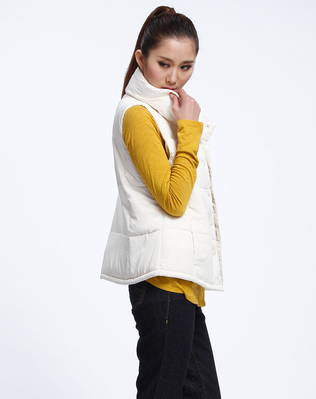 女款奶白色休闲羽绒背心