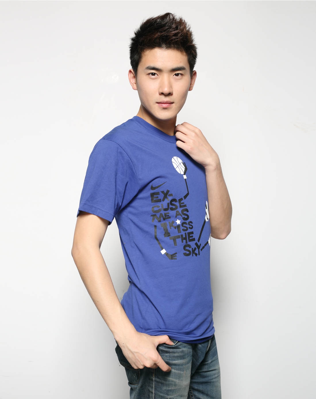 男子蓝色短袖t恤