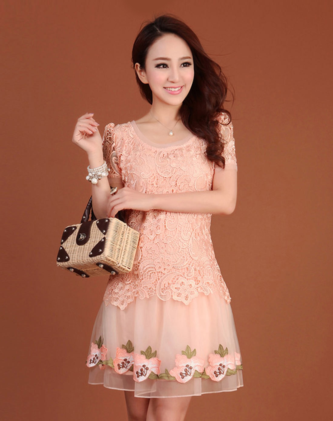 女粉红色短袖圆领欧根纱连衣裙