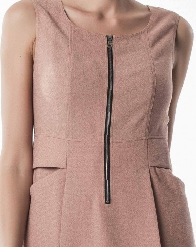 驼粉色修身时尚无袖连衣裙