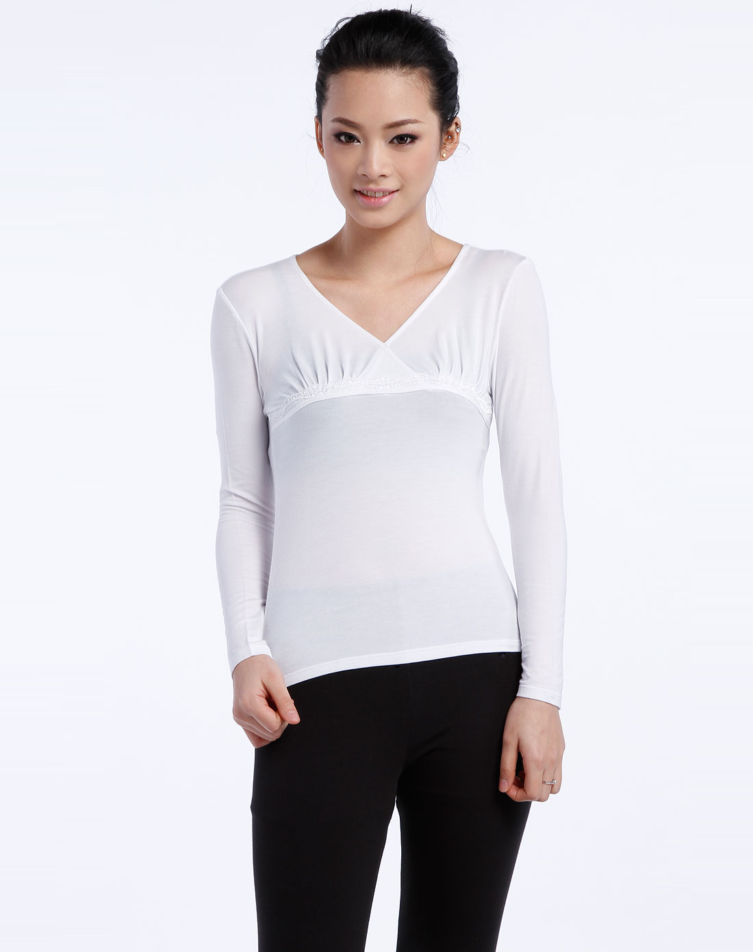 女款白色舒适百搭长袖打底衫
