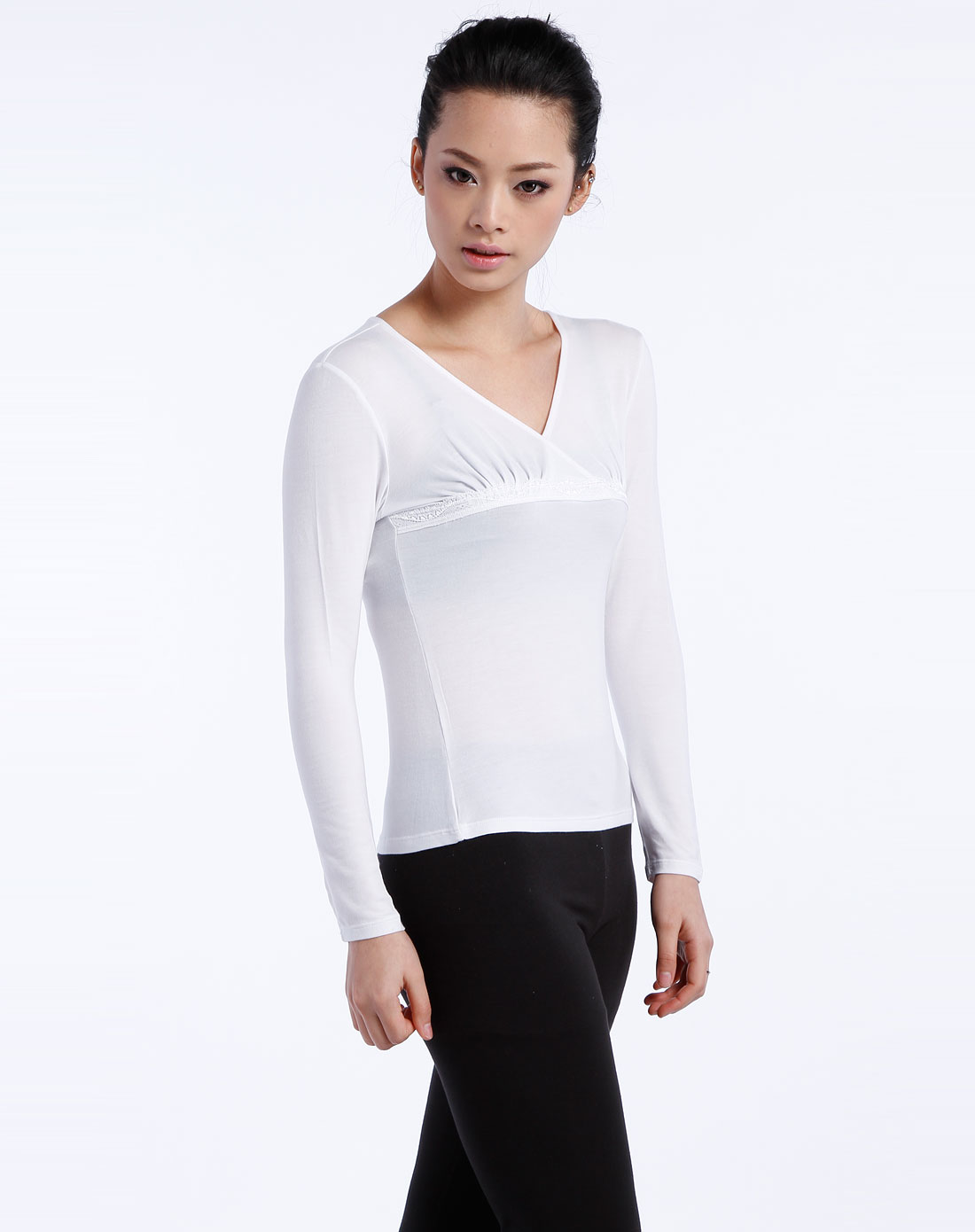女款白色舒适百搭长袖打底衫