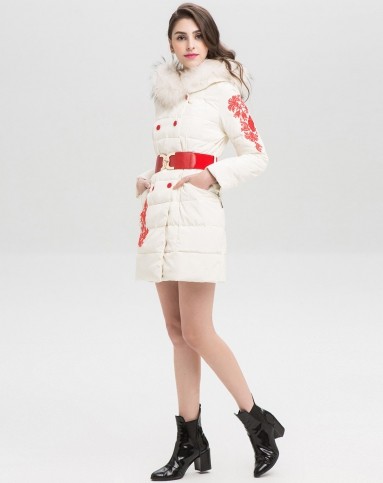 卡茜白长款羽绒服