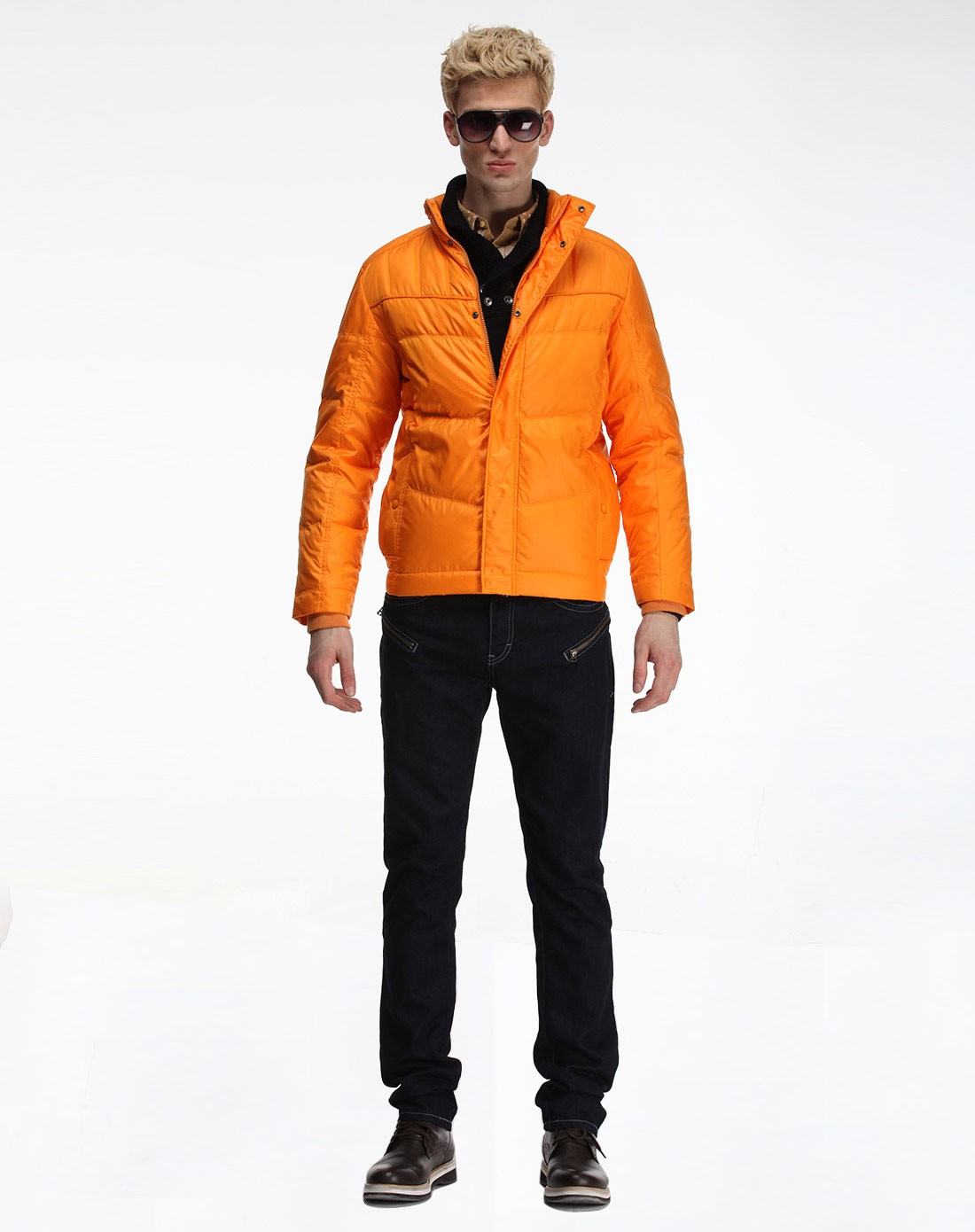 赤橙色经典时尚长袖羽绒服