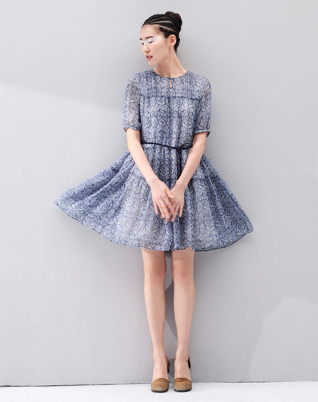 蓝底白花文艺连衣裙