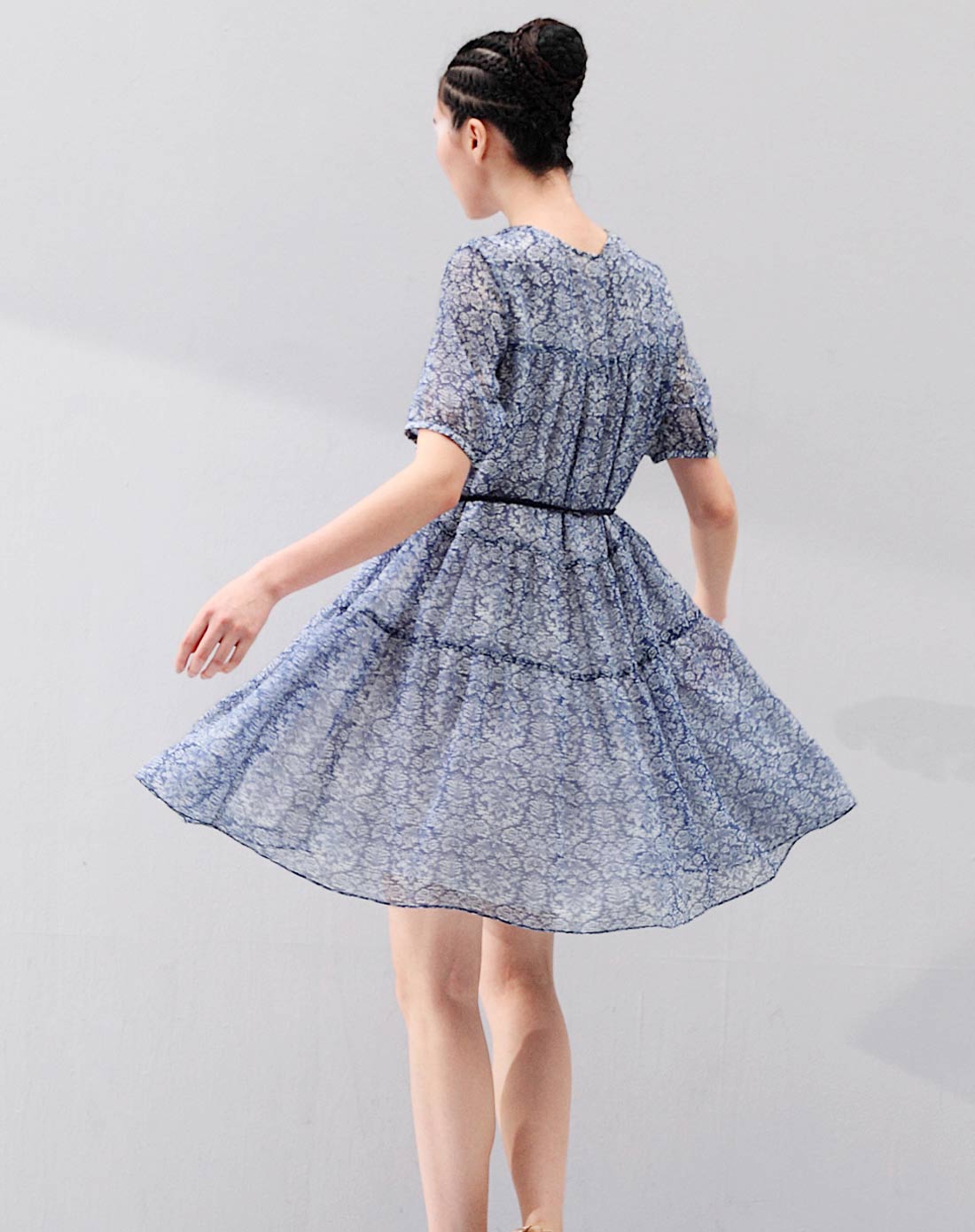 蓝底白花文艺连衣裙