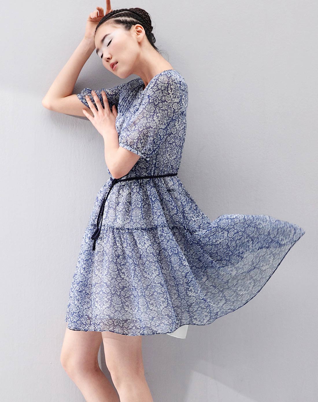 蓝底白花文艺连衣裙
