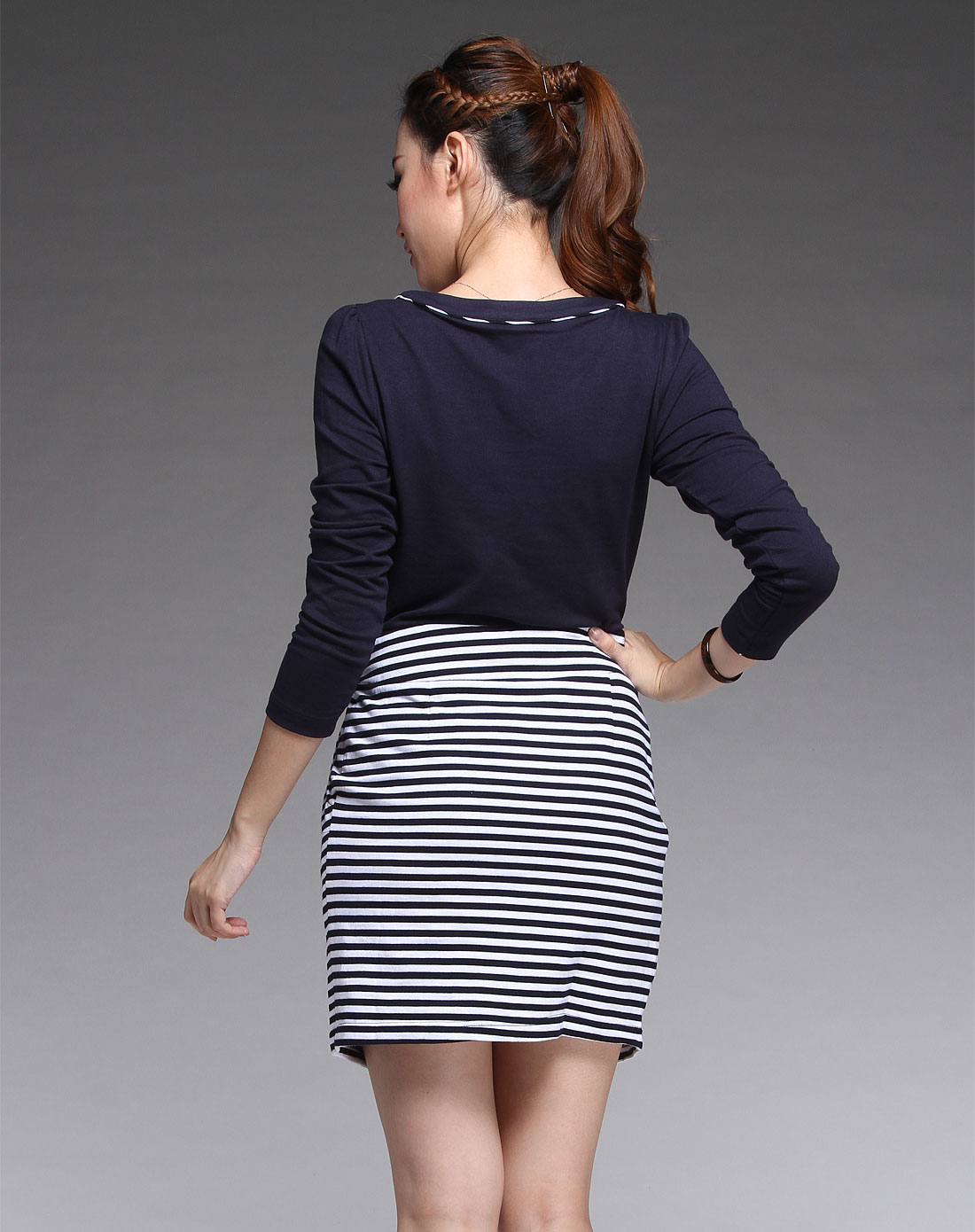 女款藏青条纹下摆连衣裙