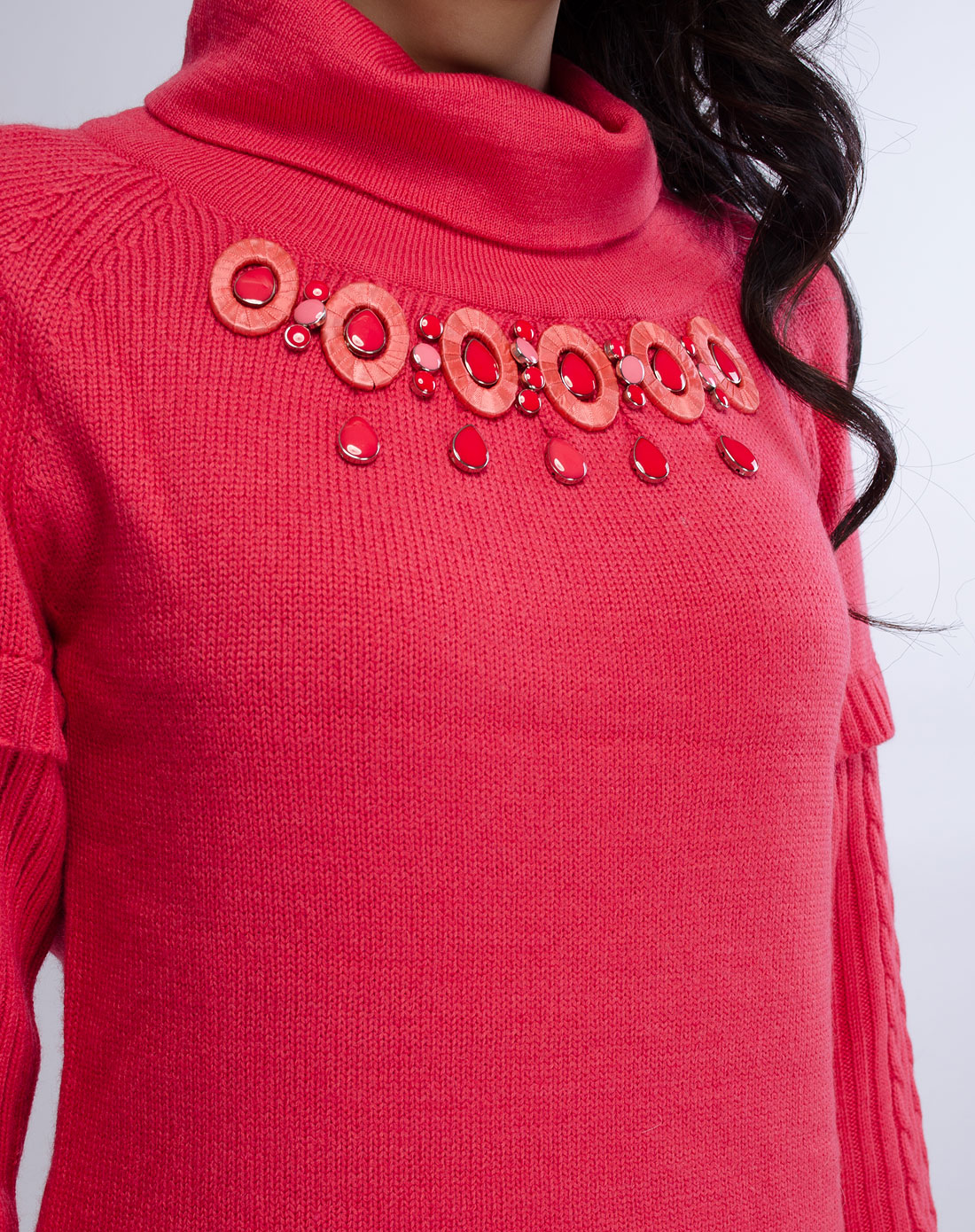 胭脂红色高领钉珠长袖长款毛衣