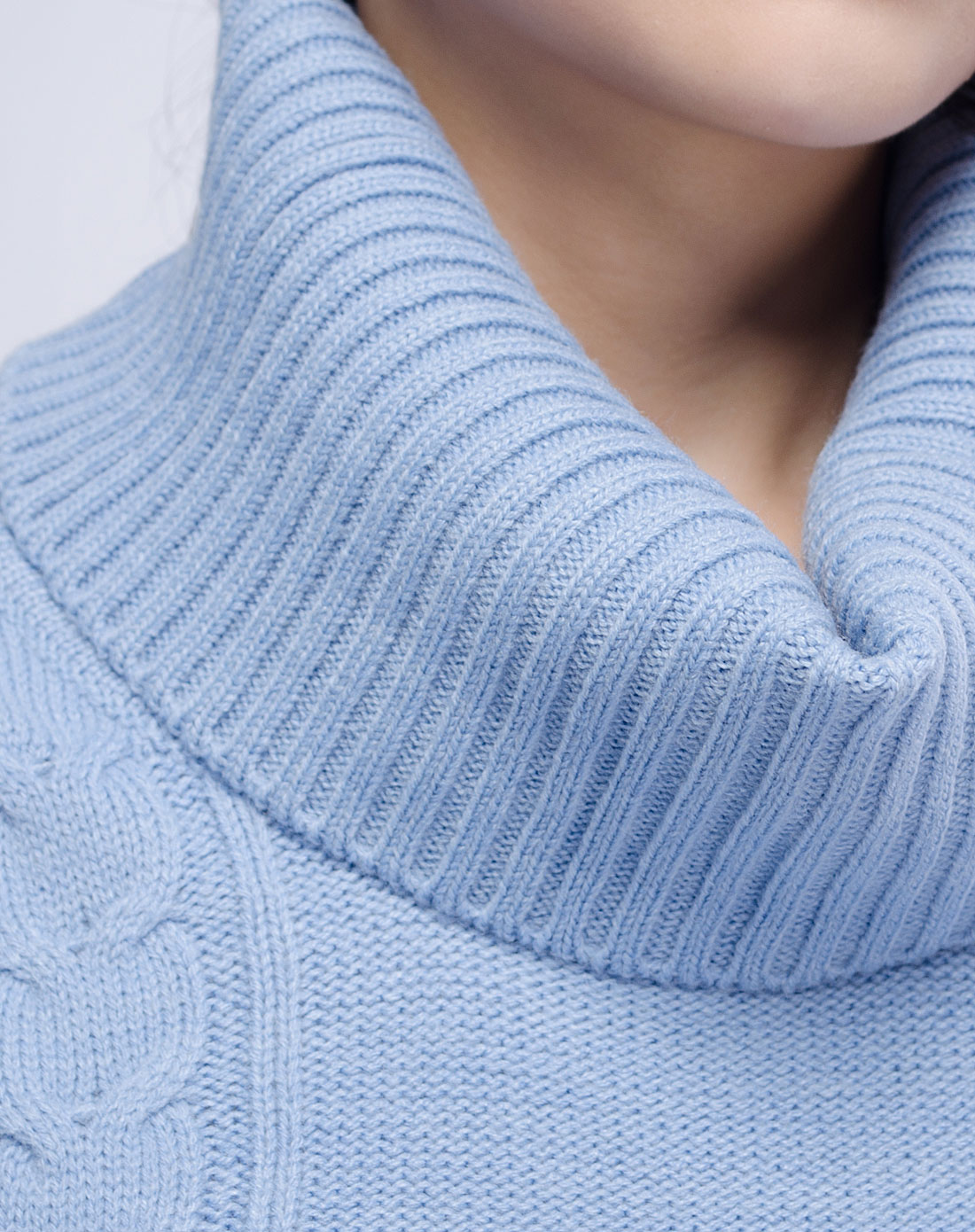 麻花织带时尚中长款大翻领毛衣/天蓝色