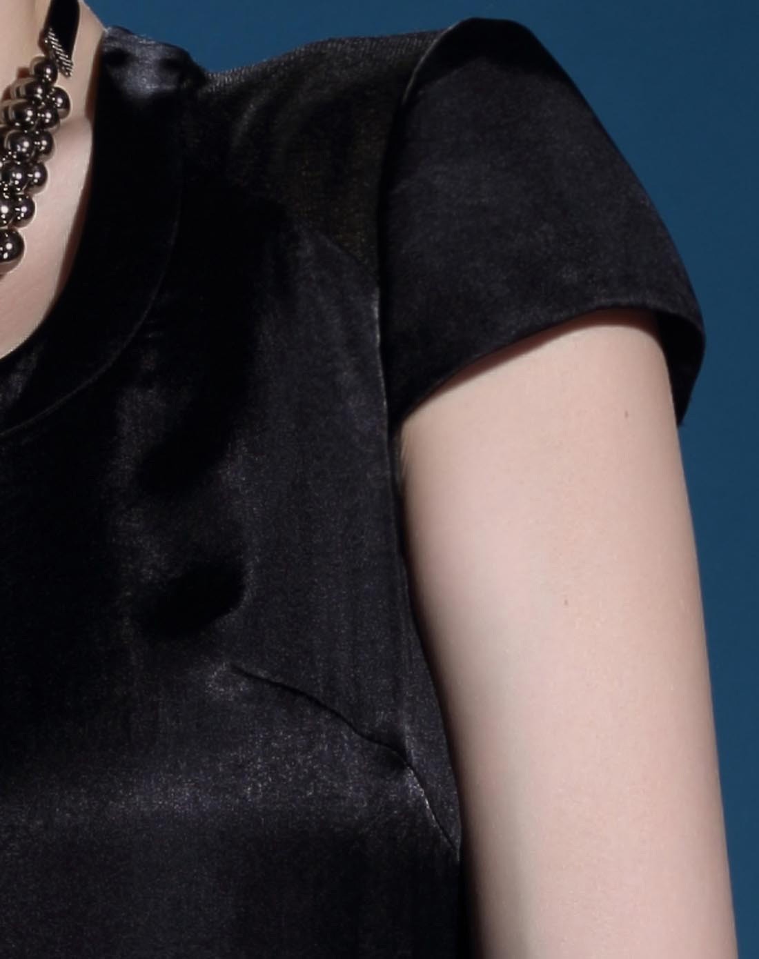 黑色缎面拼接连衣裙