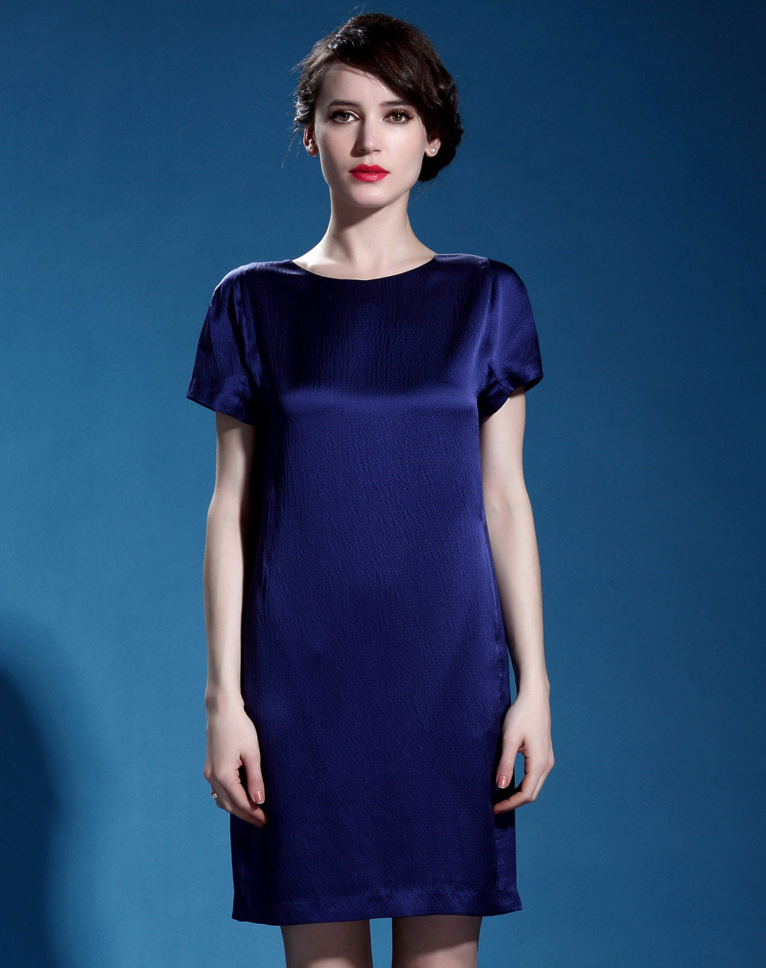 钴蓝色凹凸纹真丝缎面圆领o型连衣裙