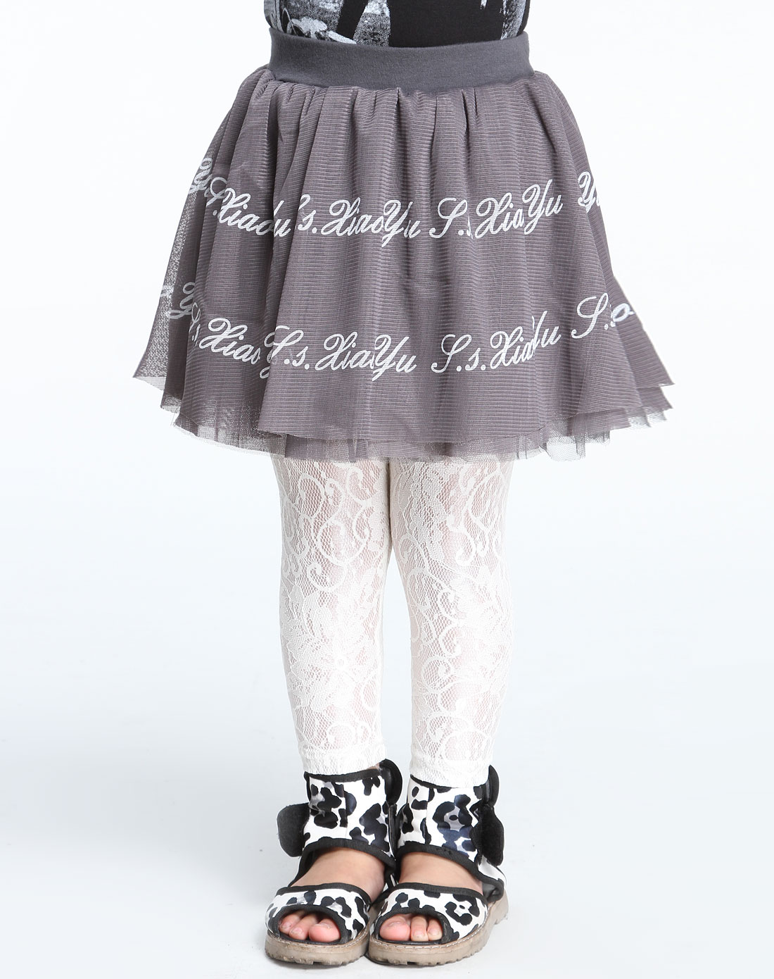 女童深灰色印英文网纱时尚短裙