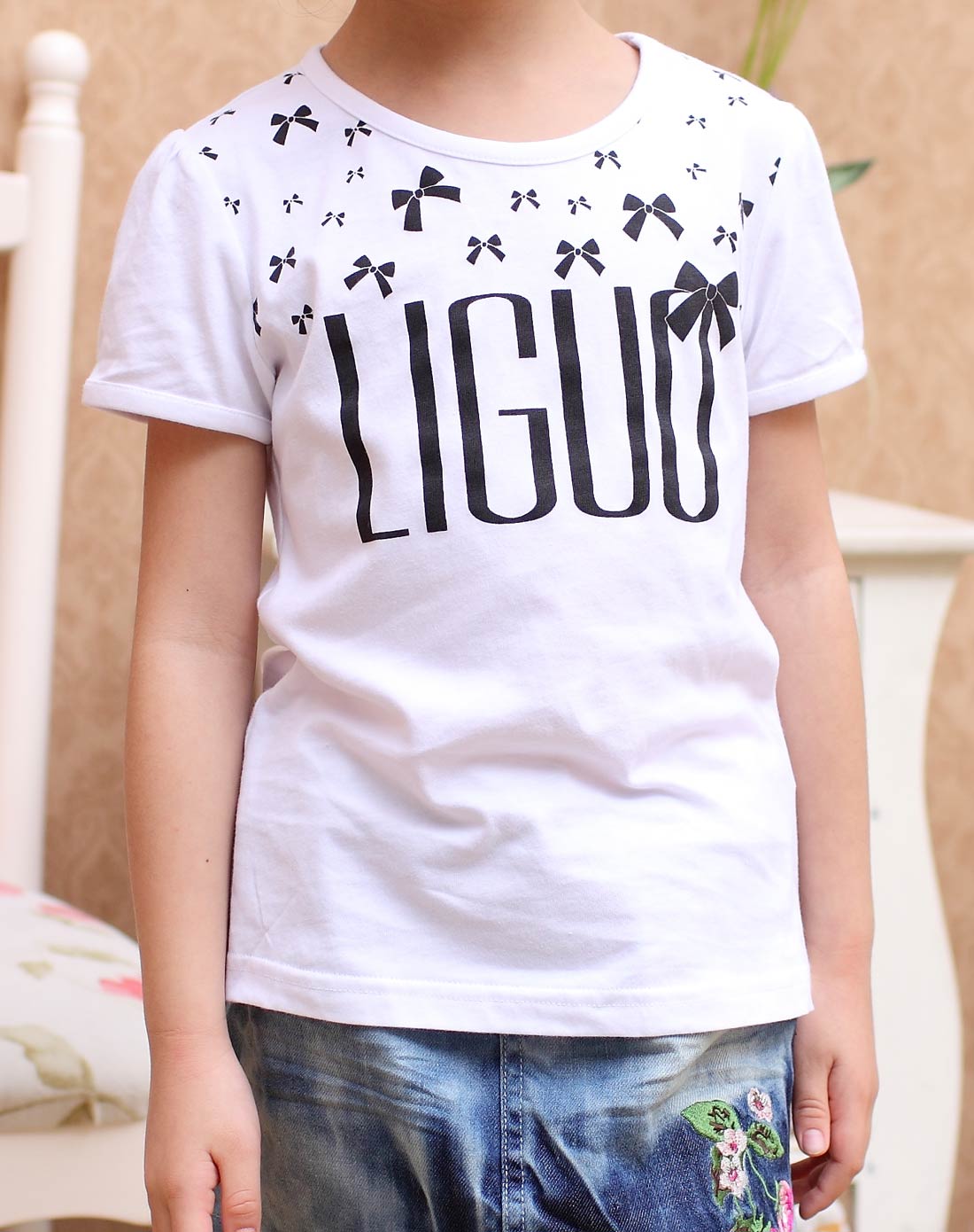 女童白色圆领短袖t恤