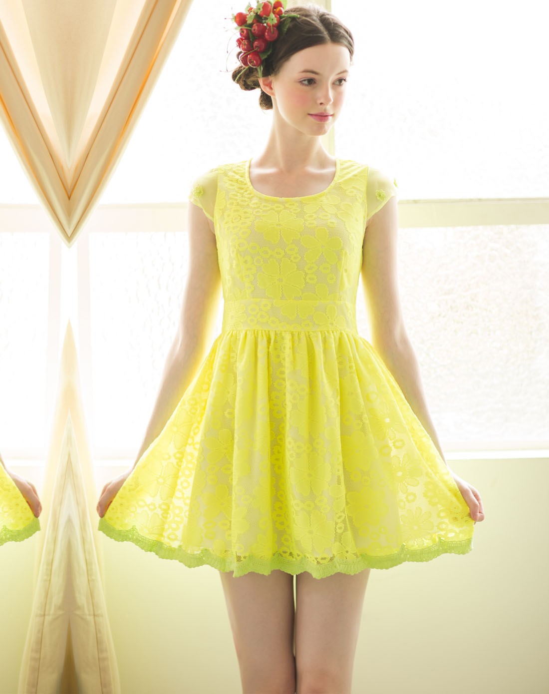 黄色浪漫花朵蕾丝连衣裙