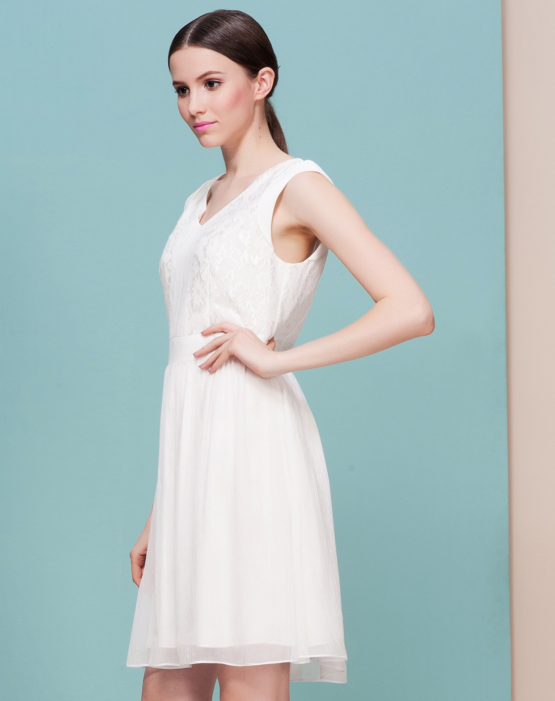白色无袖通勤v领蕾丝连衣裙