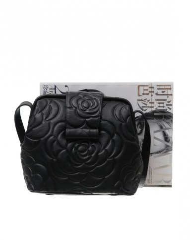 艾格森/aigson黑色牛皮山茶花压纹斜挎包