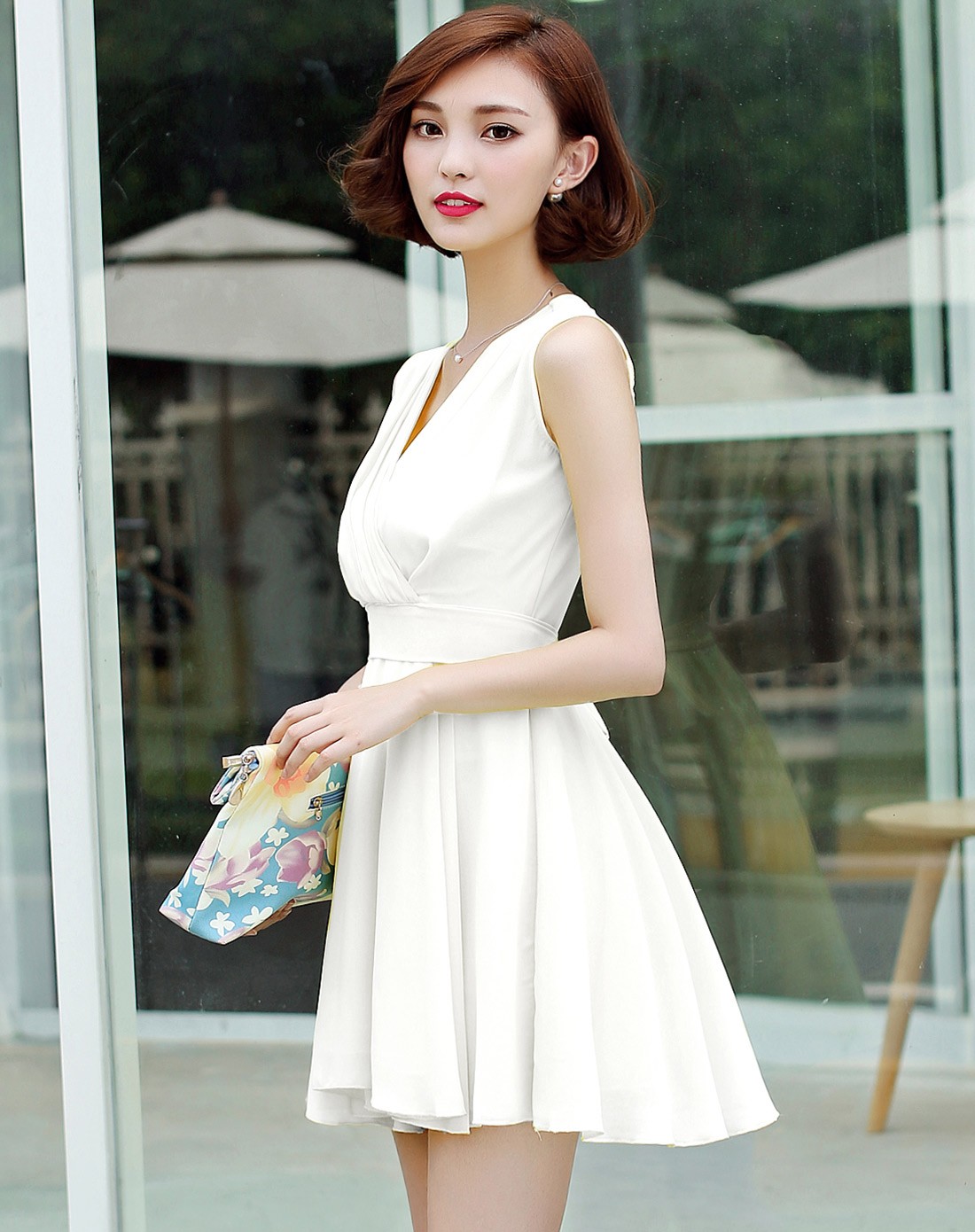 白色v领气质修身无袖连衣裙