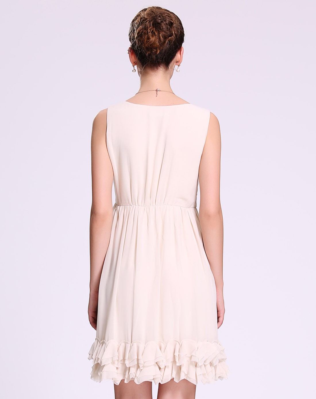 米色低圆领连衣裙