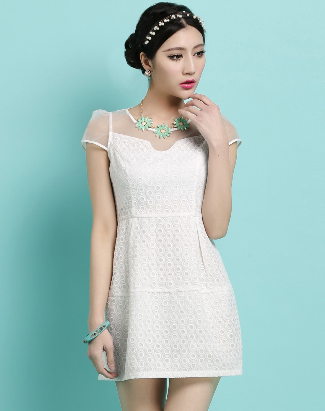 白色网纱领口时尚连衣裙