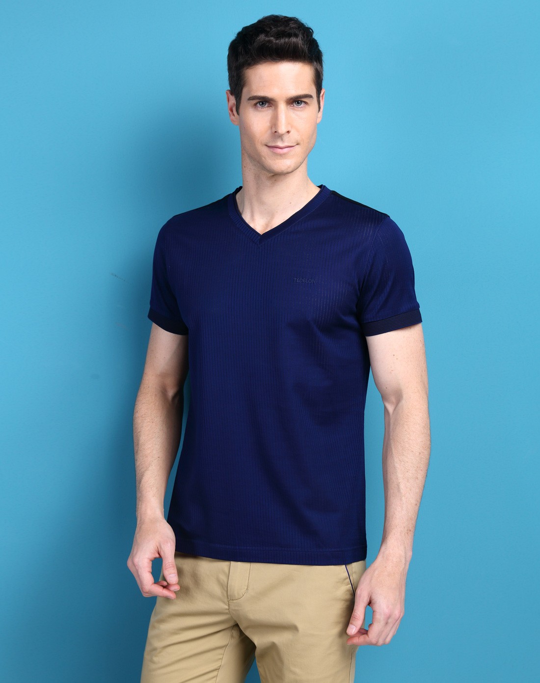 深蓝色简洁v领100%丝光棉短袖t恤