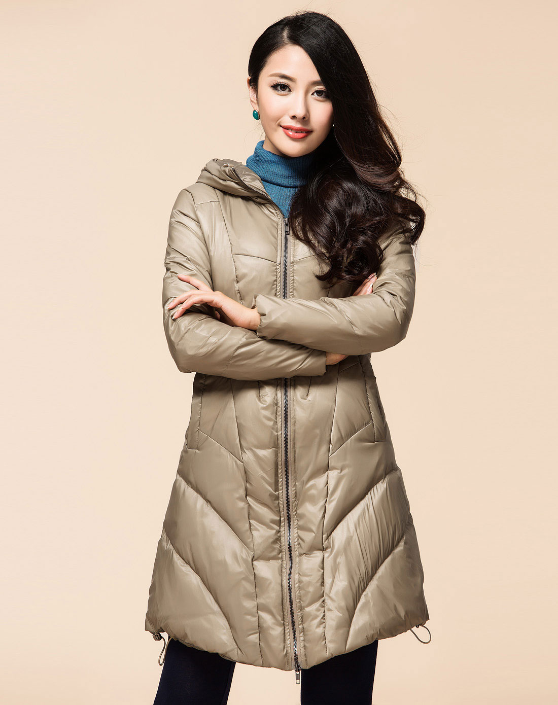 秋水伊人 棕米色长款连帽修身羽绒服