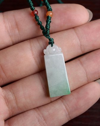 天然a货翡翠冰种漂绿祥云玉柱吊坠