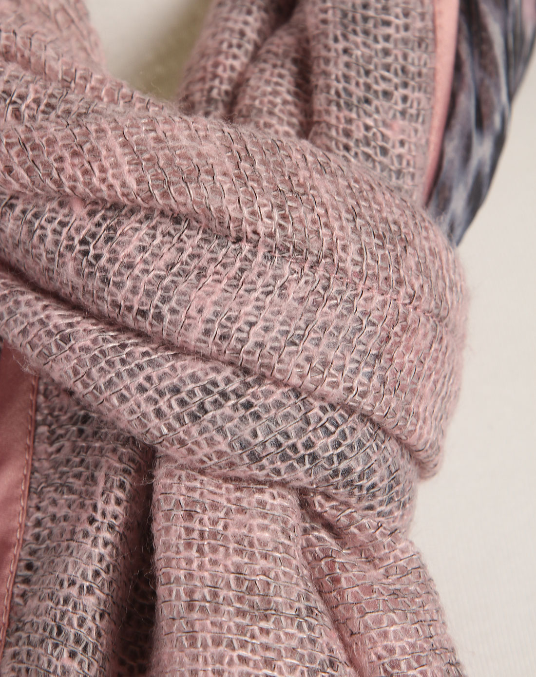 粉色烫钻针织围巾