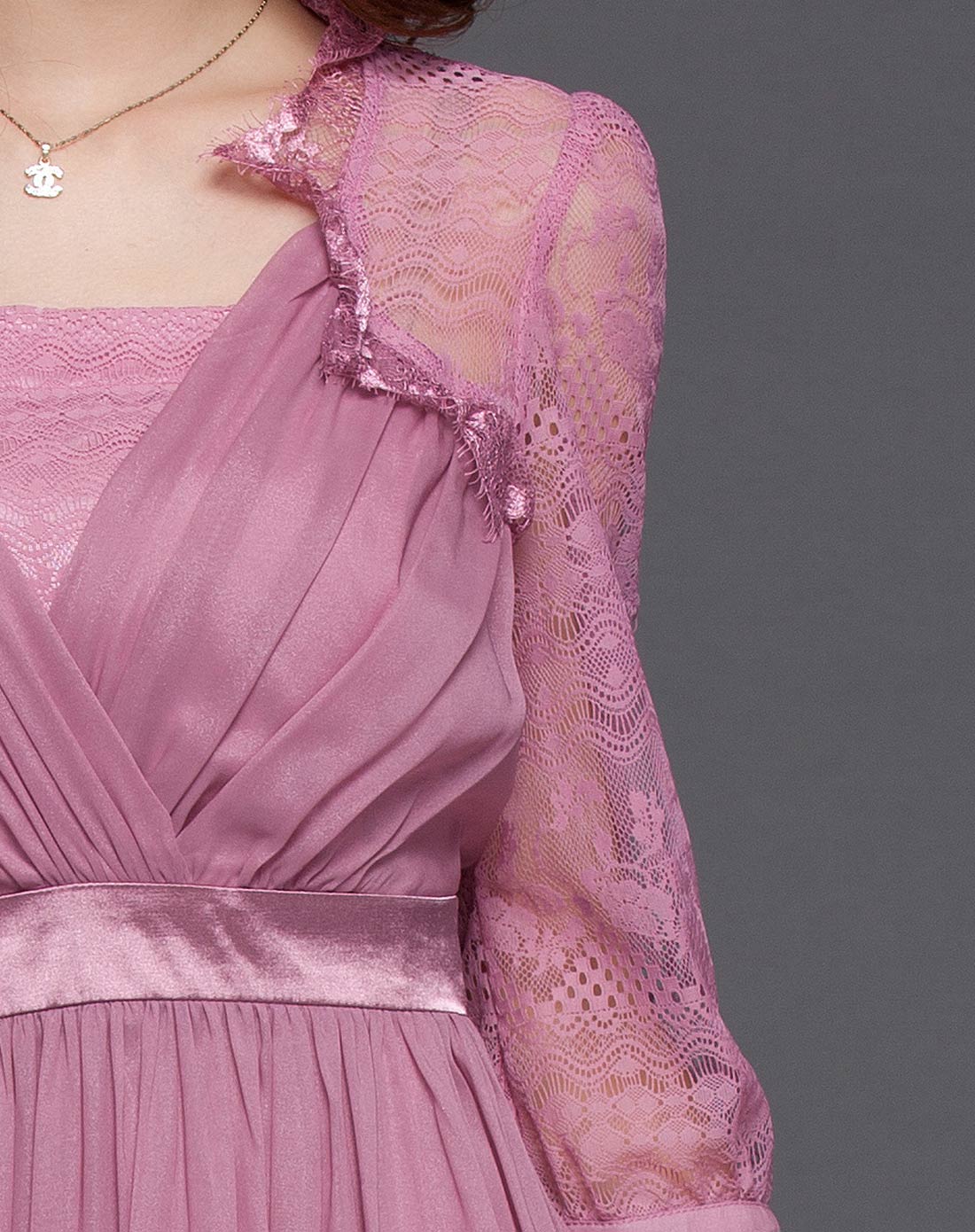 粉色蕾丝拼接七分袖连衣裙