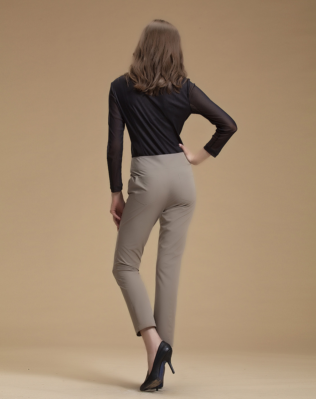 女款卡其色裤子