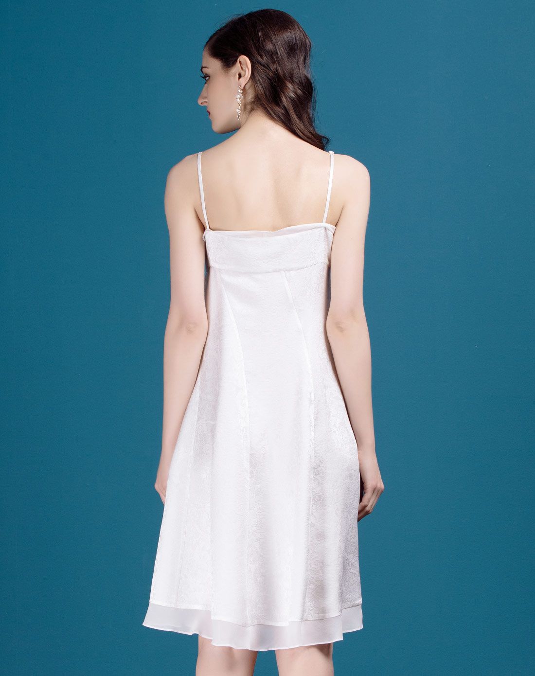 真丝白色素雅端庄暗花吊带连衣裙