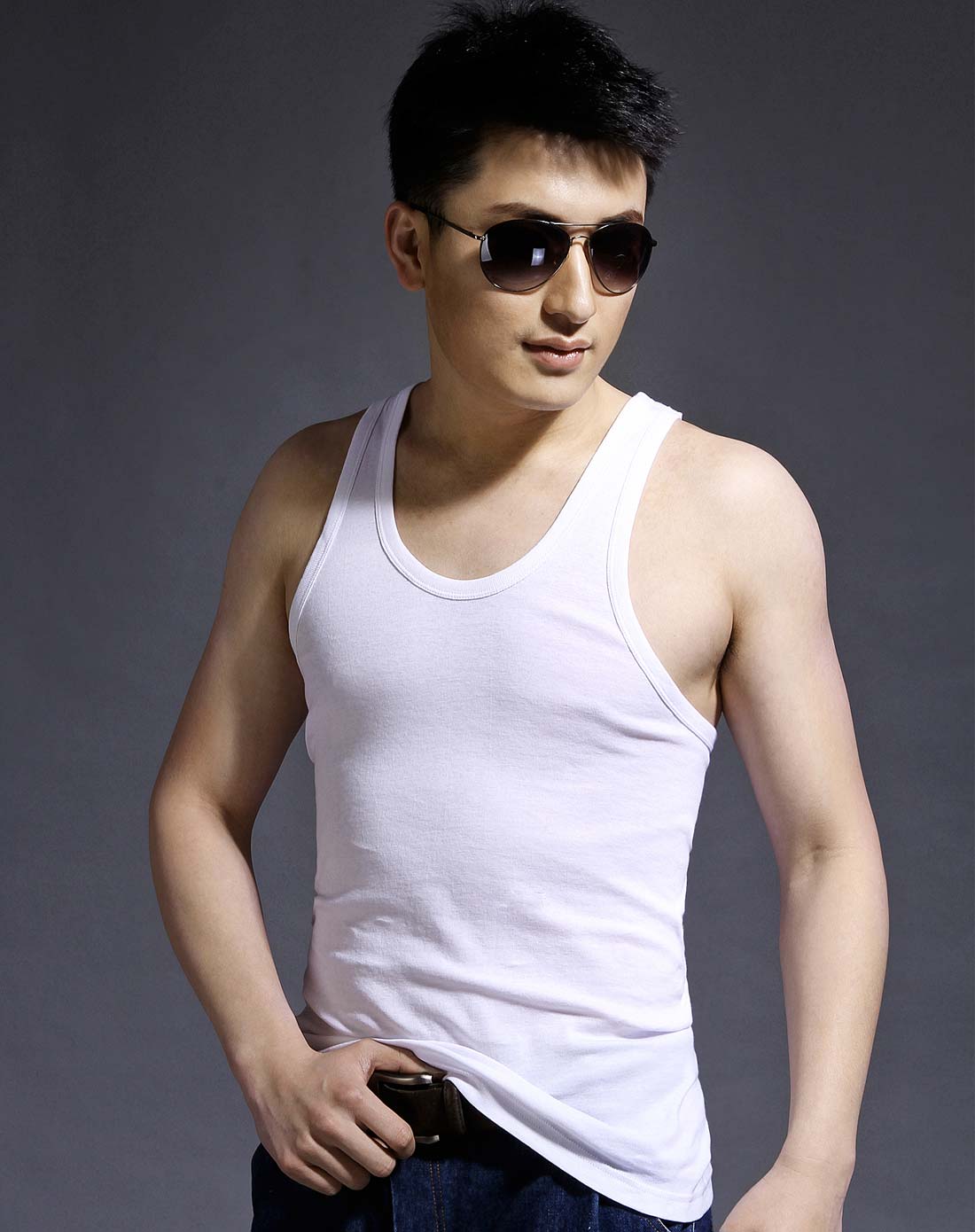 男款白色时尚修身运动背心