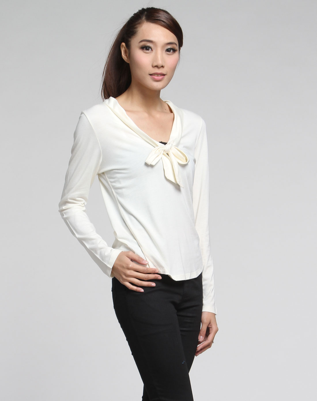 奶白色休闲长袖针织衫