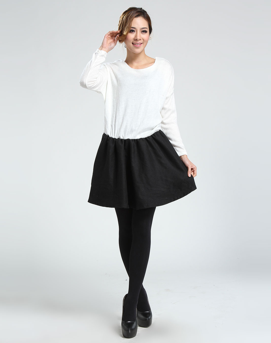 黑白色长袖连衣裙