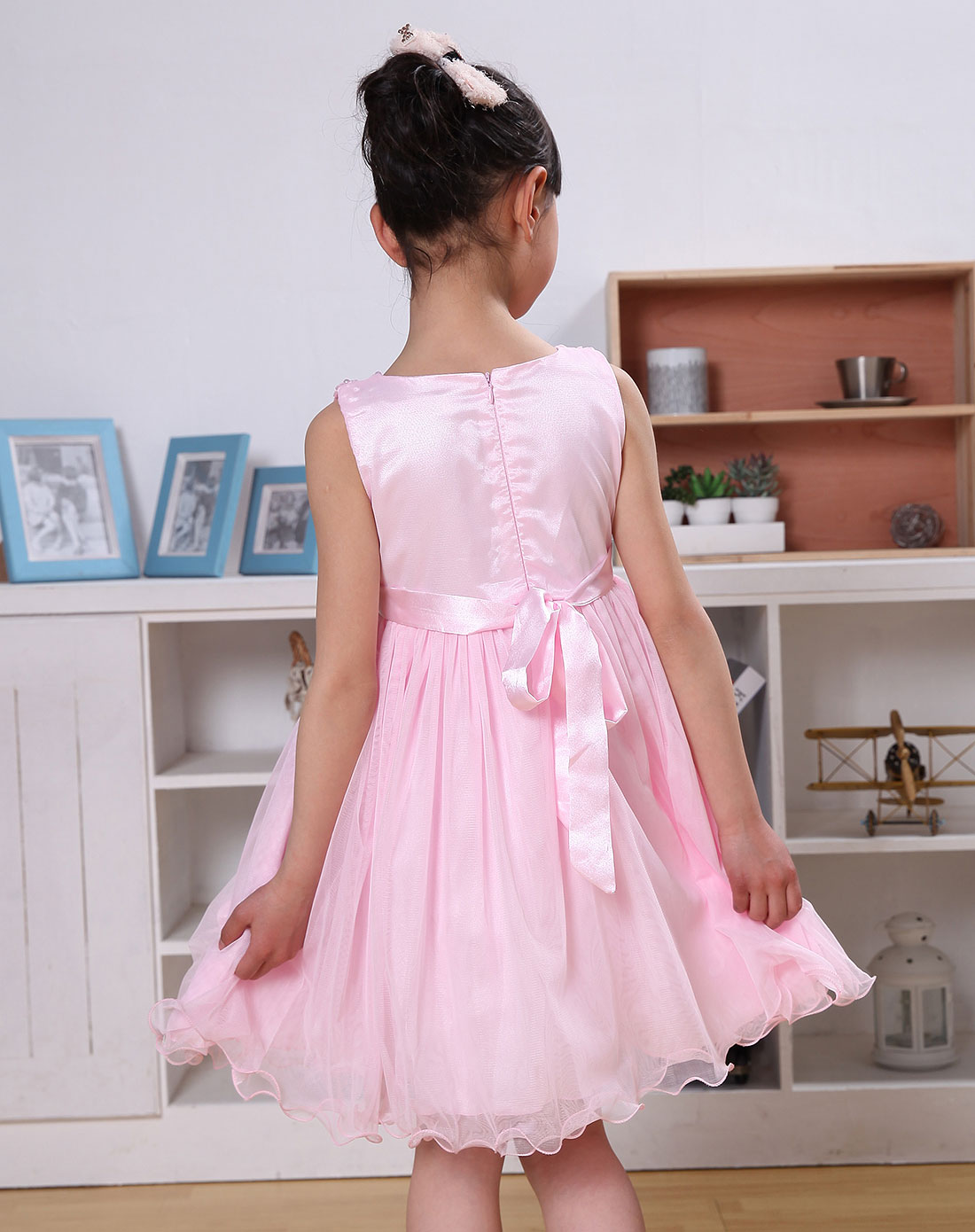 女童粉色连衣裙