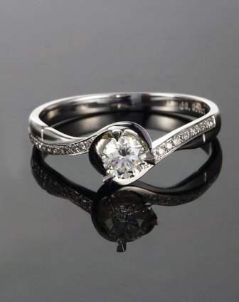 18k白金镶天然南非28分钻石三角形三爪镶口女款戒指倾城之恋(ngtc证书