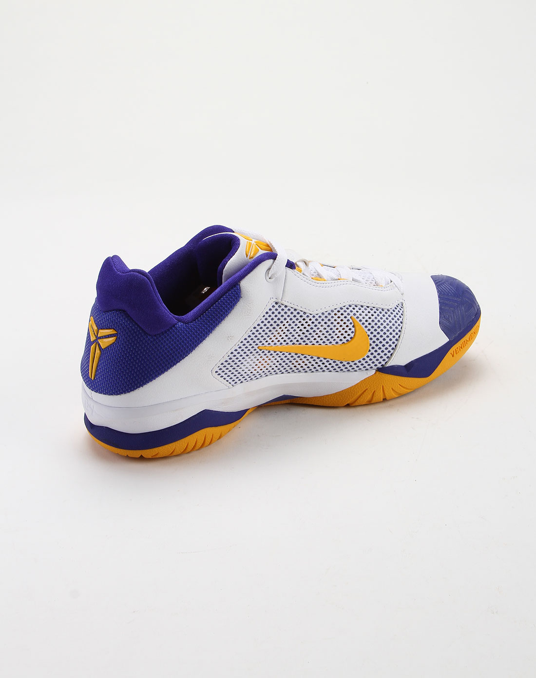 男款白色kobe 篮球鞋