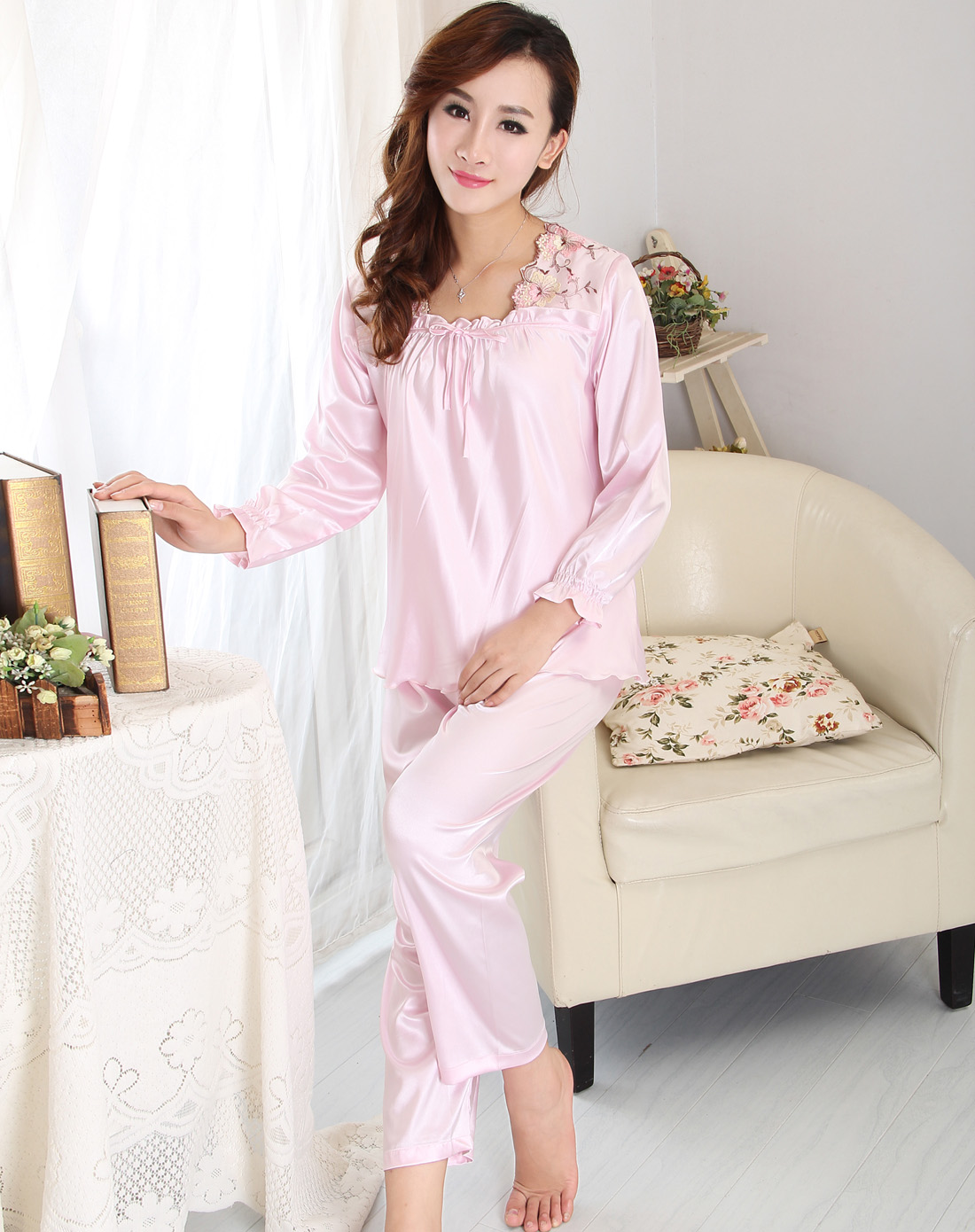 粉色蕾丝绣花长袖睡衣两件套