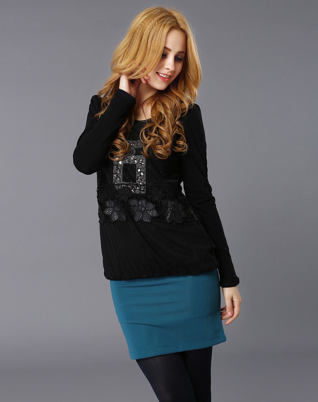 女款黑色圆领蕾丝镶钻上衣