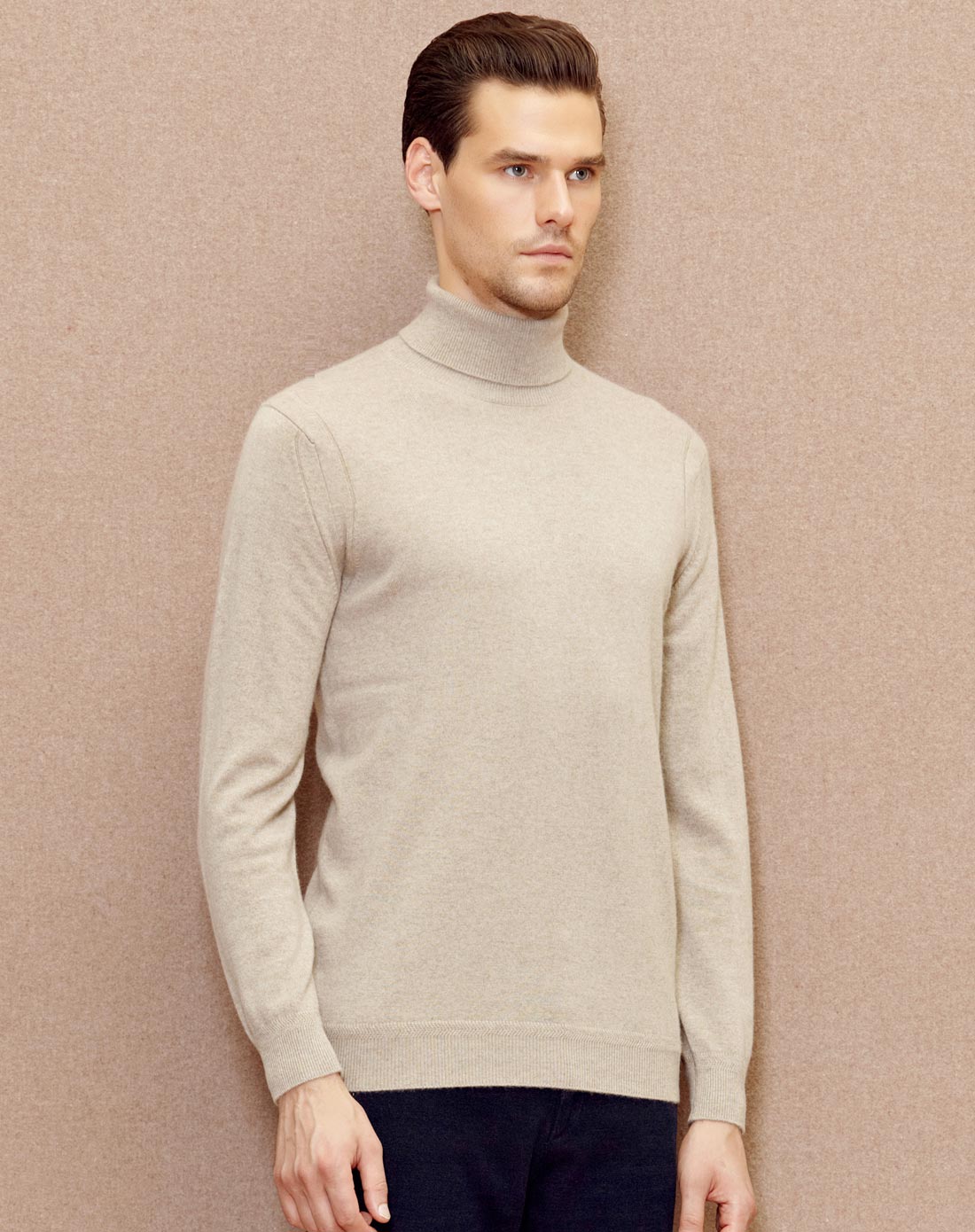 男式花米色高领羊绒衫