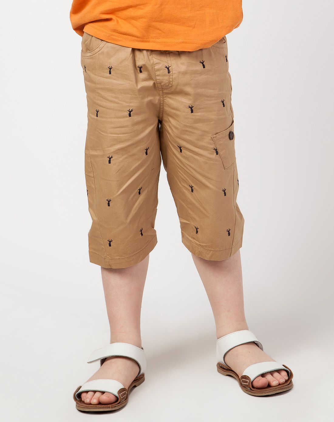 男童卡其色六分裤