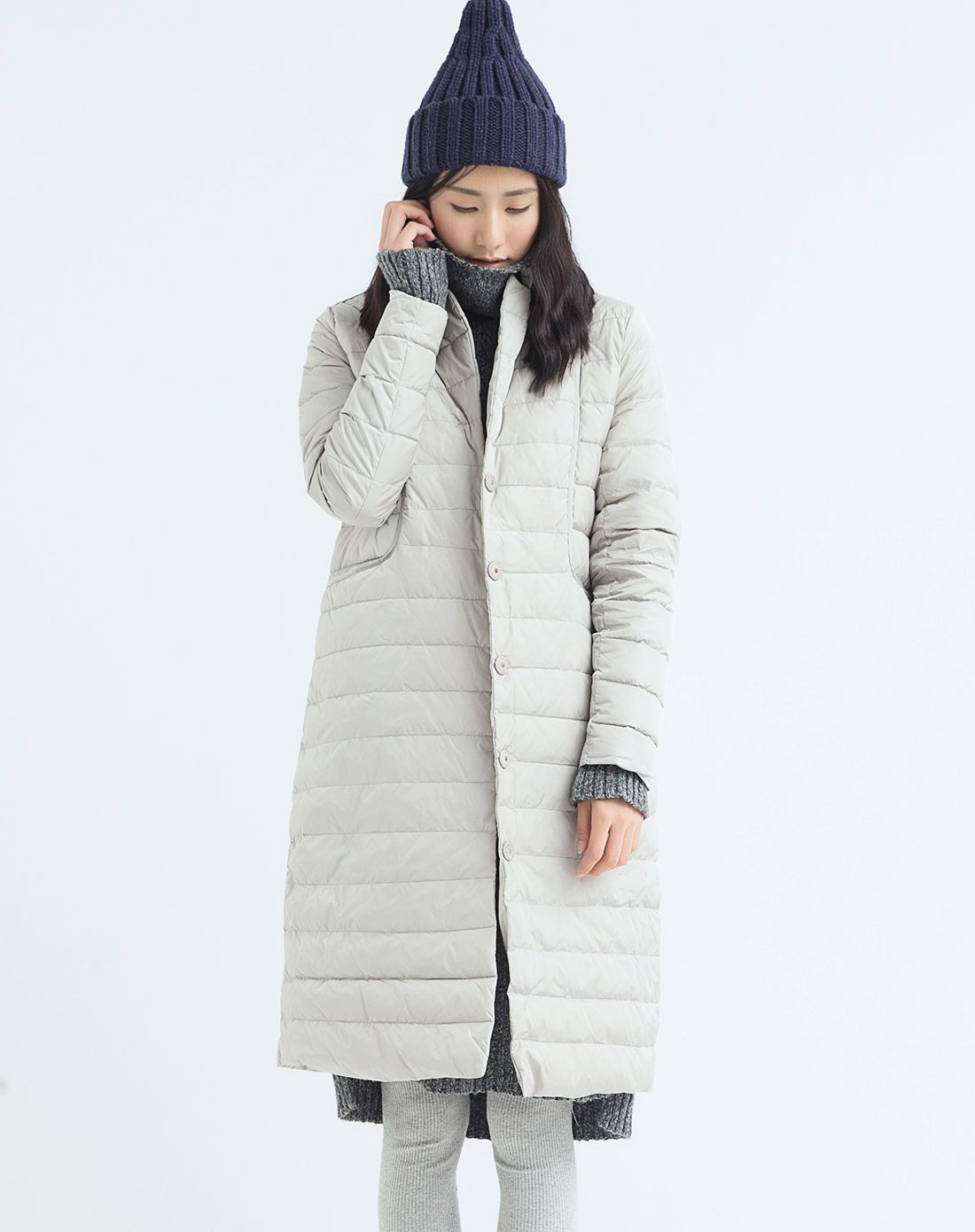 浅灰色冬装显瘦长款保暖白鸭绒羽绒服