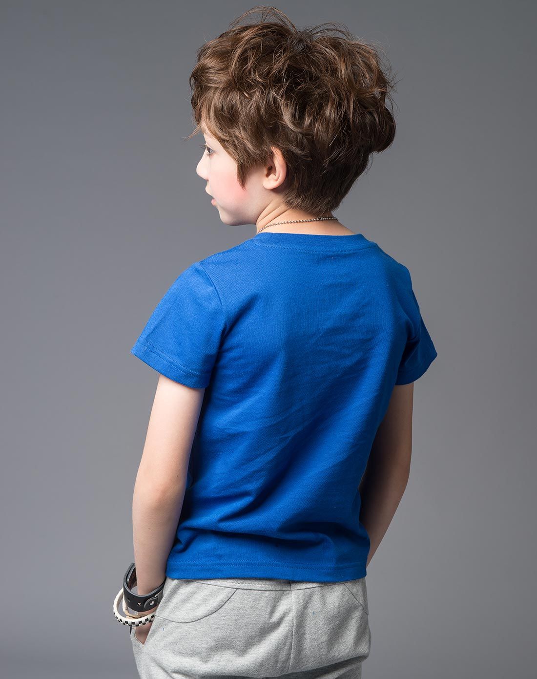 男童宝蓝色t恤